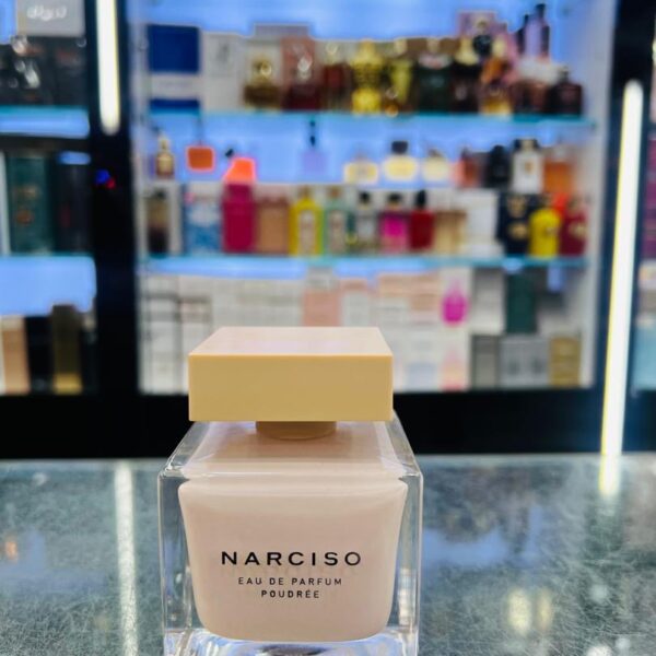 NARCISO Eau de Parfum Poudrée – L’essence de la féminité délicate