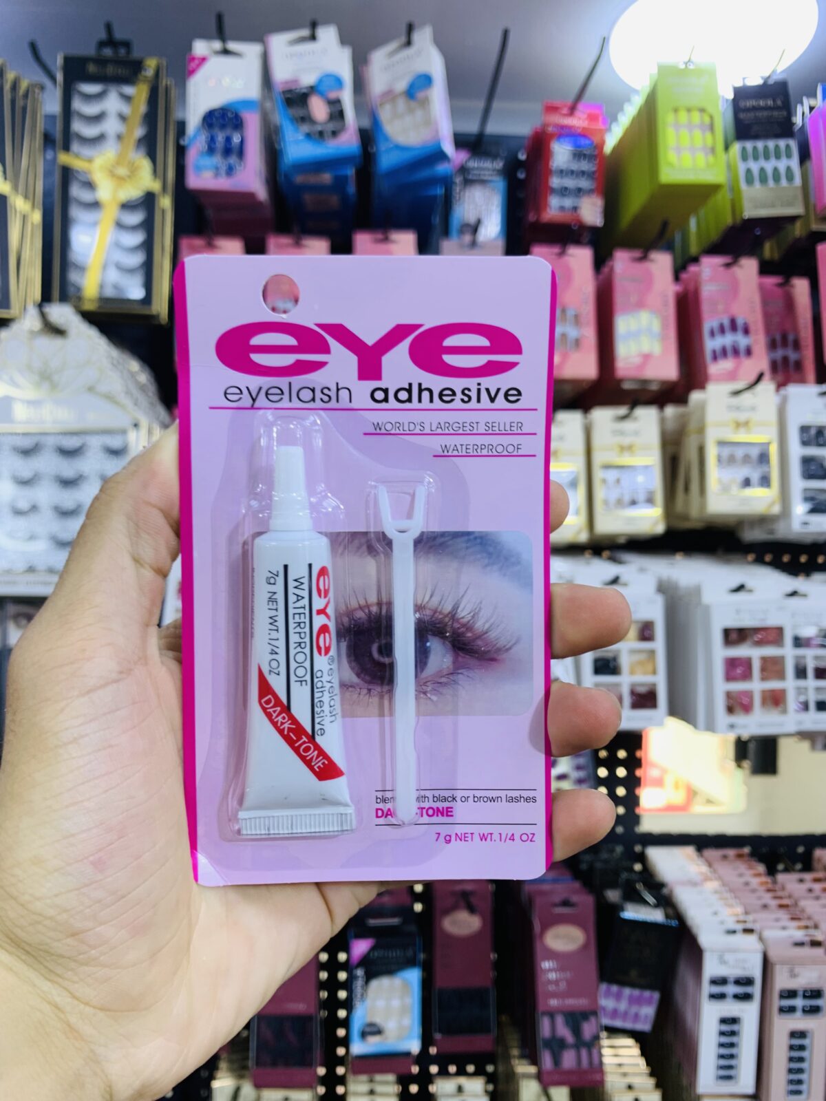 Colle à Faux-Cils – Eye Eyelash Adhesive (Waterproof, Dark Tone) – Image 1