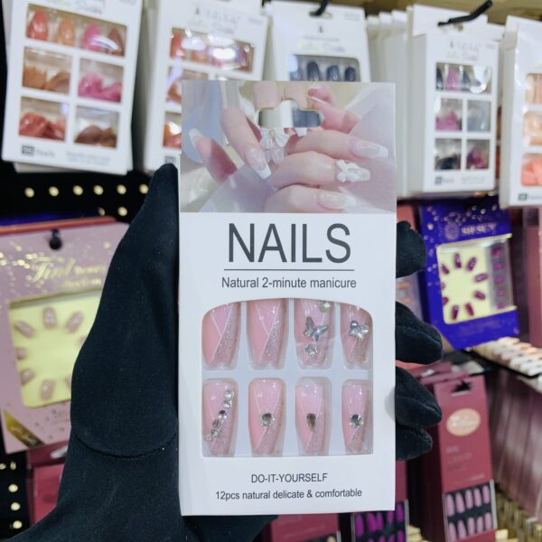 Ongles Faux de Luxe – Manucure en 2 Minutes