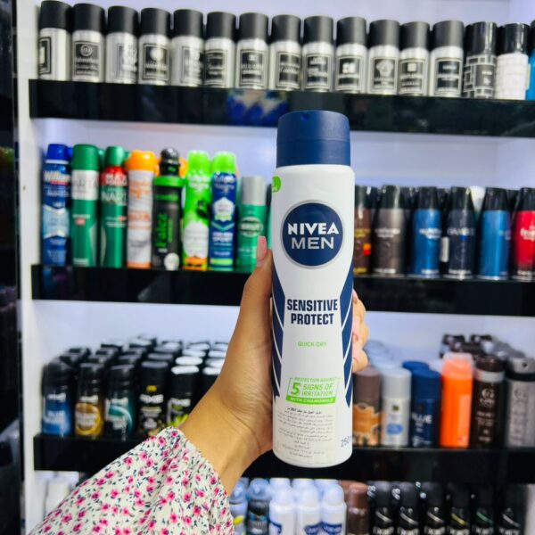 NIVEA MEN Sensitive Protect Déodorant Spray – 250 ml  Spécialement formulé pour les peaux sensibles, le déodorant NIVEA MEN Sensitive Protect offre une protection longue durée contre la transpiration et les odeurs, tout en apaisant les signes d’irritation. Sa formule enrichie à la camomille protège contre 5 signes d’agression : rougeurs, démangeaisons, sécheresse, tiraillements et sensation de brûlure.  Son séchage rapide assure un confort immédiat sans traces sur les vêtements. Idéal pour les hommes actifs au quotidien. 	•	Protection efficace pendant 48h 	•	Sans alcool, sans parabènes 	•	Action apaisante immédiate 	•	Formule testée dermatologiquement