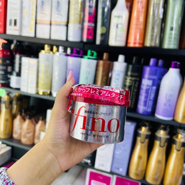 💠 Shiseido FINO – Masque Capillaire Premium Touch (230g)  Soin profond pour cheveux abîmés, secs ou traités chimiquement  Transformez vos cheveux avec le masque nourrissant intensif Fino Premium Touch de Shiseido, un soin capillaire culte venu du Japon. Sa formule riche est conçue pour réparer les fibres capillaires en profondeur, restaurer l’hydratation perdue et lisser la texture des cheveux ternes ou endommagés.  Enrichi en six ingrédients beauté, dont le collagène, le miel royal et les lipides, ce masque revitalise les cheveux dès la première utilisation et leur redonne souplesse, brillance et force.  ⸻  🌟 Principaux bienfaits : 	•	Répare la fibre capillaire de l’intérieur 	•	Lutte contre la casse, la sécheresse et les pointes fourchues 	•	Apporte éclat et douceur sans alourdir 	•	Convient à tous types de cheveux, surtout secs ou colorés 	•	Idéal après lissage, coloration ou traitement thermique  ⸻  🧴 Conseils d’utilisation : 	1.	Appliquer une quantité généreuse sur cheveux lavés et essorés. 	2.	Masser doucement, en insistant sur les longueurs et les pointes. 	3.	Laisser poser 5 à 10 minutes, puis rincer abondamment. 💡 À utiliser 1 à 2 fois par semaine pour des résultats optimaux.  ⸻  📦 Format généreux : 230 g – pot argenté avec couvercle rouge 🇯🇵 Origine : Japon – produit culte dans la routine capillaire asiatique