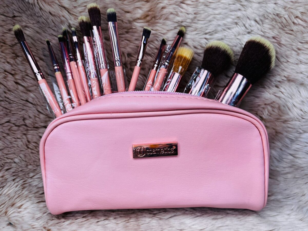 SET DE PINCEAUX PROFESSIONNELS - 18 PIÈCES + TROUSSE INCLUSE ✨ – Image 1