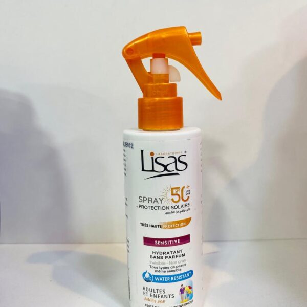 Spray Solaire SPF 50+ – Lisa’s  Protection solaire très haute pour adultes et enfants. Formule hydratante, résistante à l’eau, sans parfum, testée dermatologiquement. Convient aux peaux sensibles.  Type : Spray solaire SPF50+ Utilisation : Protection UV – Corps et visage
